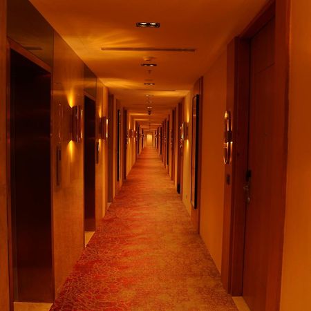 Ramada By Wyndham Gorakhpur Gorakhnath Mandir Road Hotel Buitenkant foto