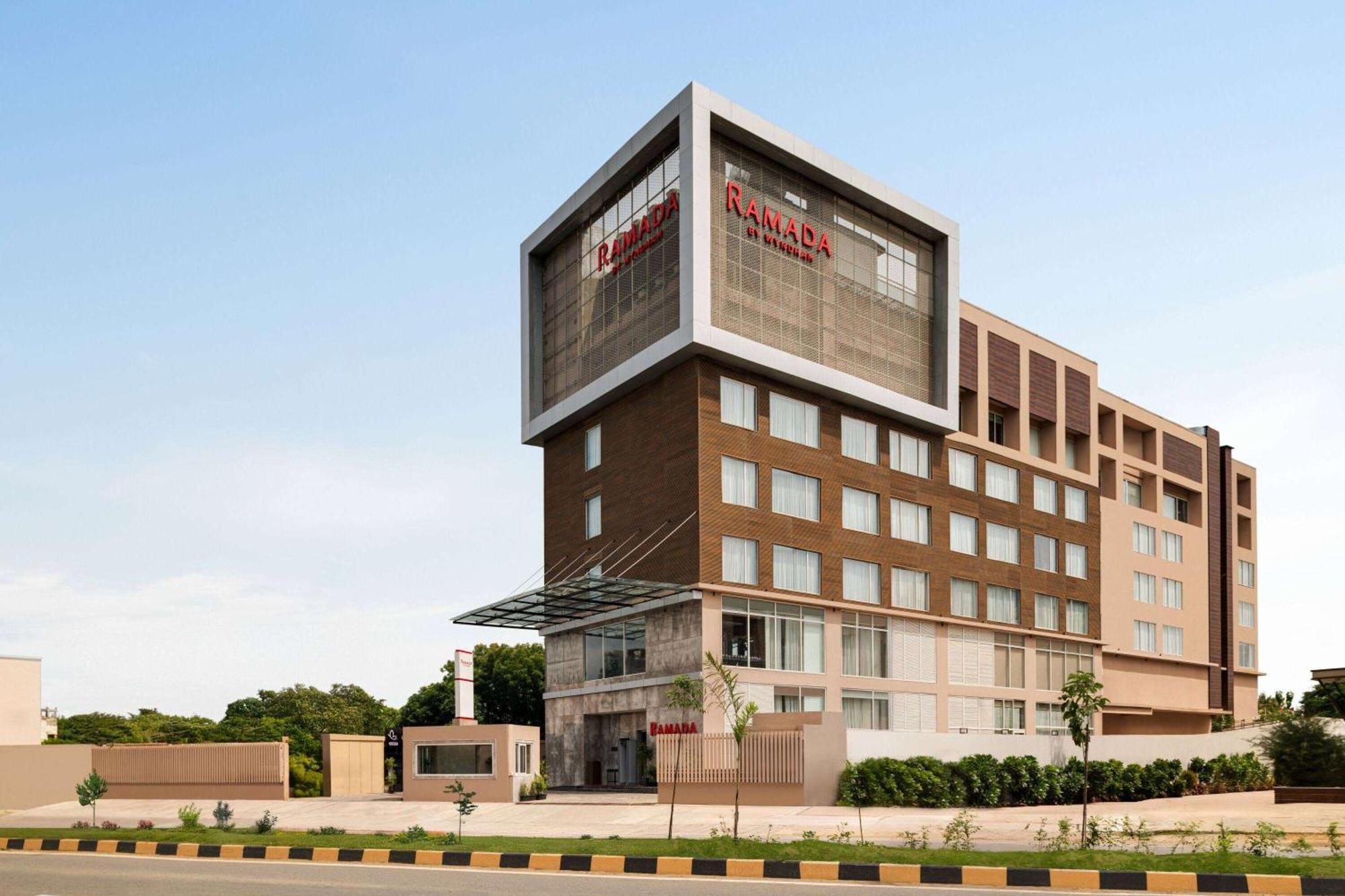 Ramada By Wyndham Gorakhpur Gorakhnath Mandir Road Hotel Buitenkant foto