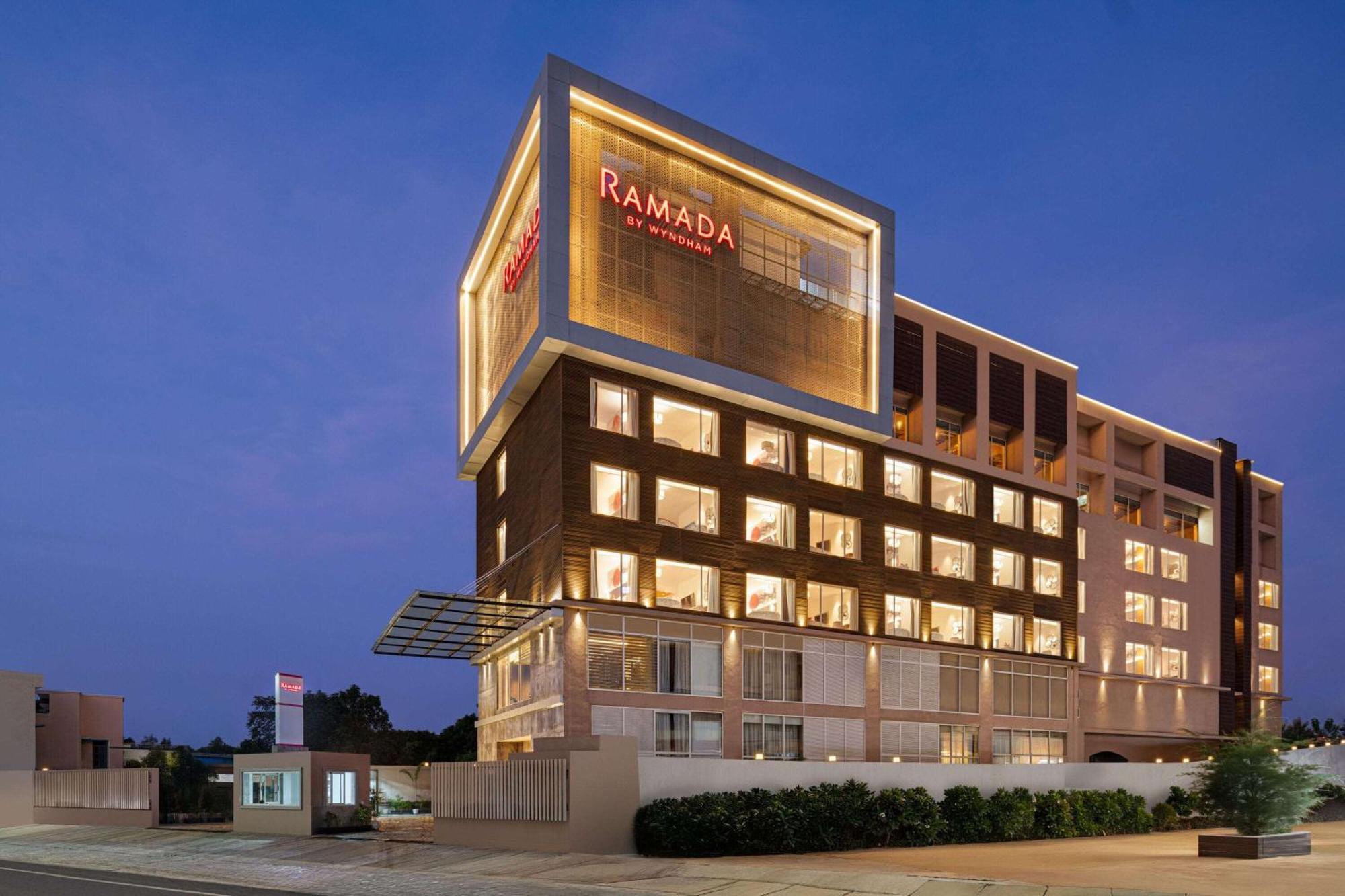 Ramada By Wyndham Gorakhpur Gorakhnath Mandir Road Hotel Buitenkant foto