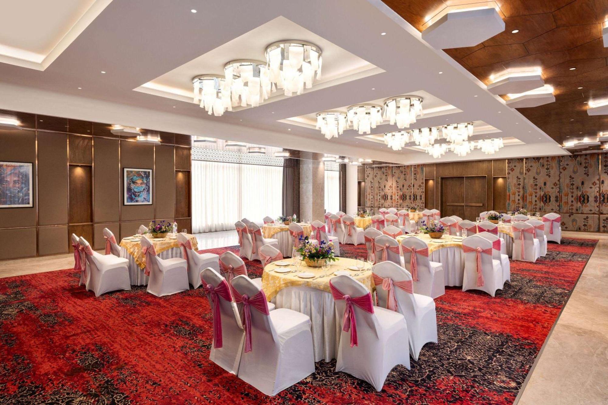 Ramada By Wyndham Gorakhpur Gorakhnath Mandir Road Hotel Buitenkant foto