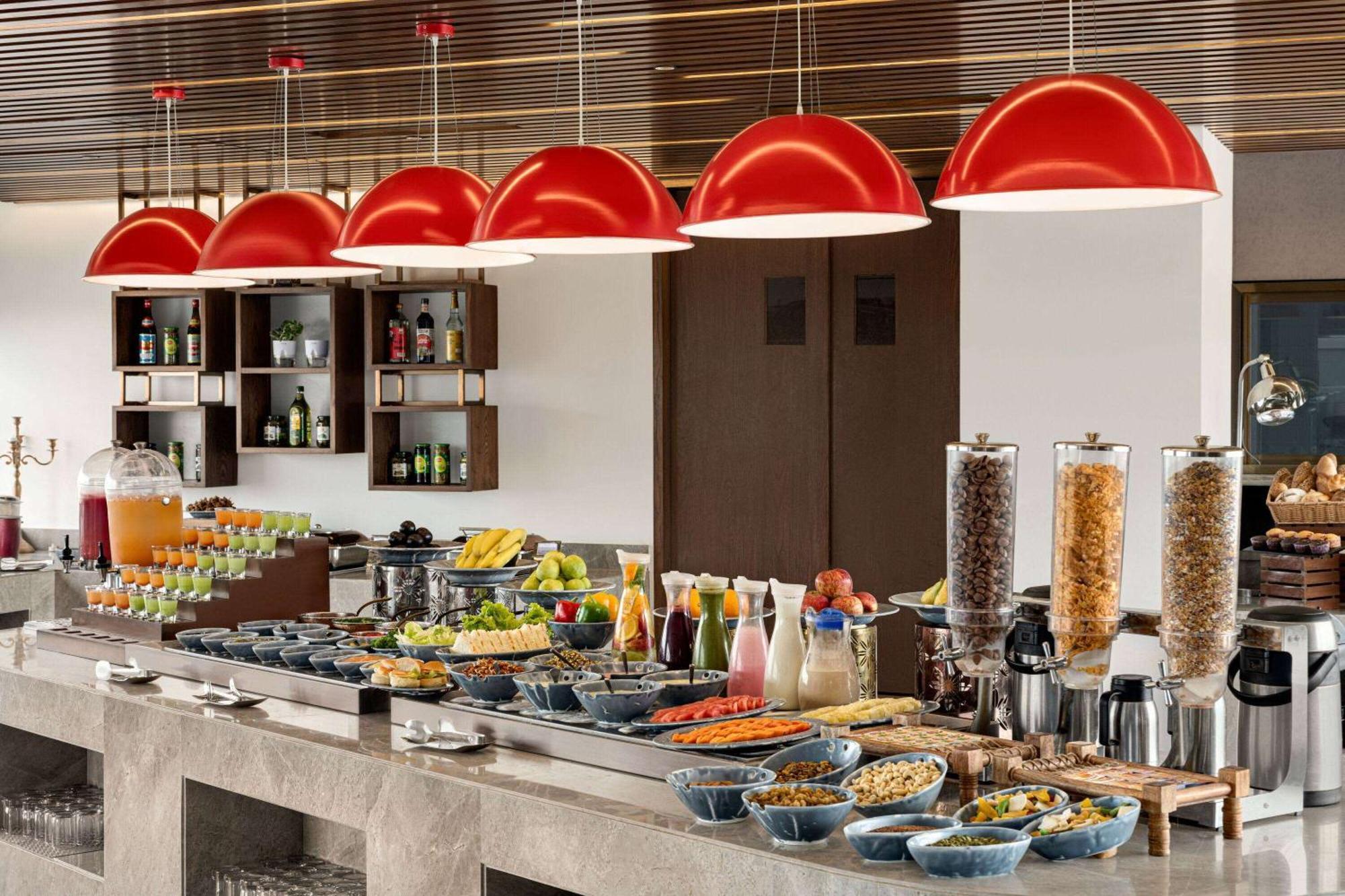 Ramada By Wyndham Gorakhpur Gorakhnath Mandir Road Hotel Buitenkant foto