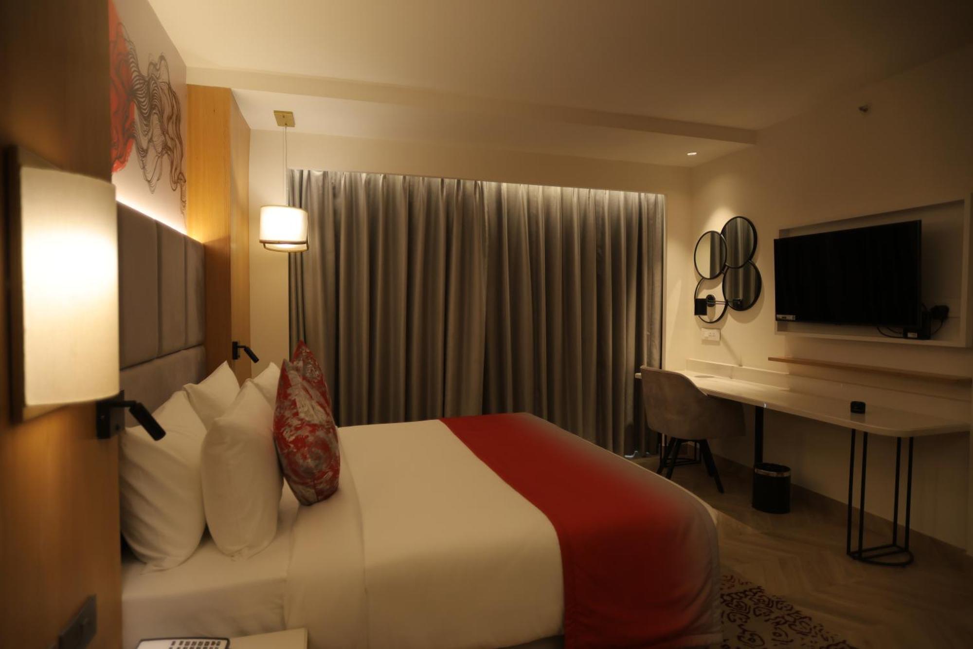 Ramada By Wyndham Gorakhpur Gorakhnath Mandir Road Hotel Buitenkant foto