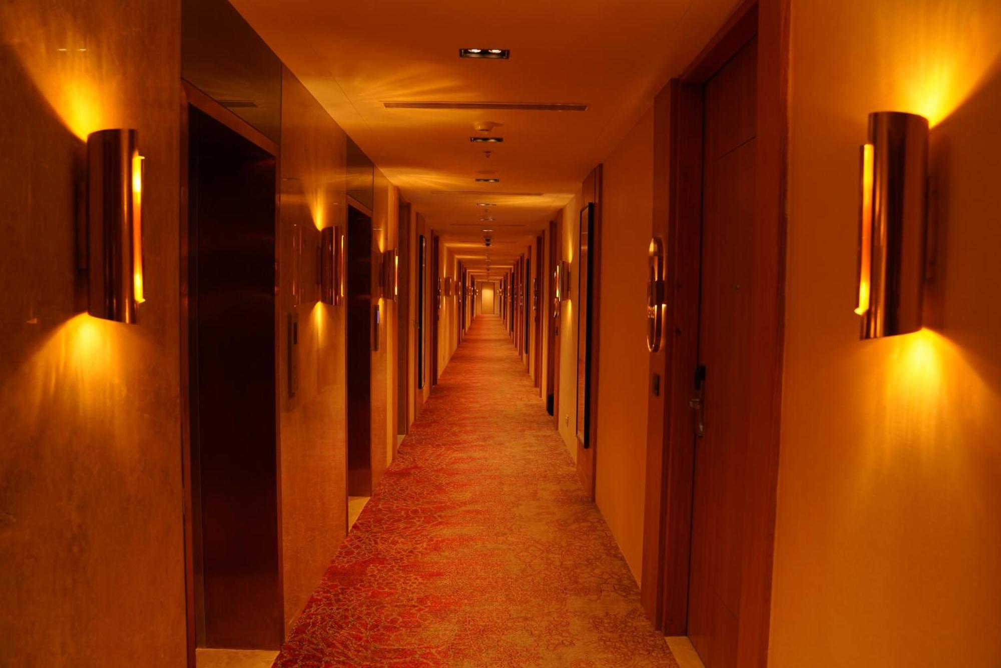Ramada By Wyndham Gorakhpur Gorakhnath Mandir Road Hotel Buitenkant foto