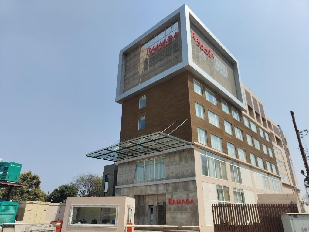 Ramada By Wyndham Gorakhpur Gorakhnath Mandir Road Hotel Buitenkant foto